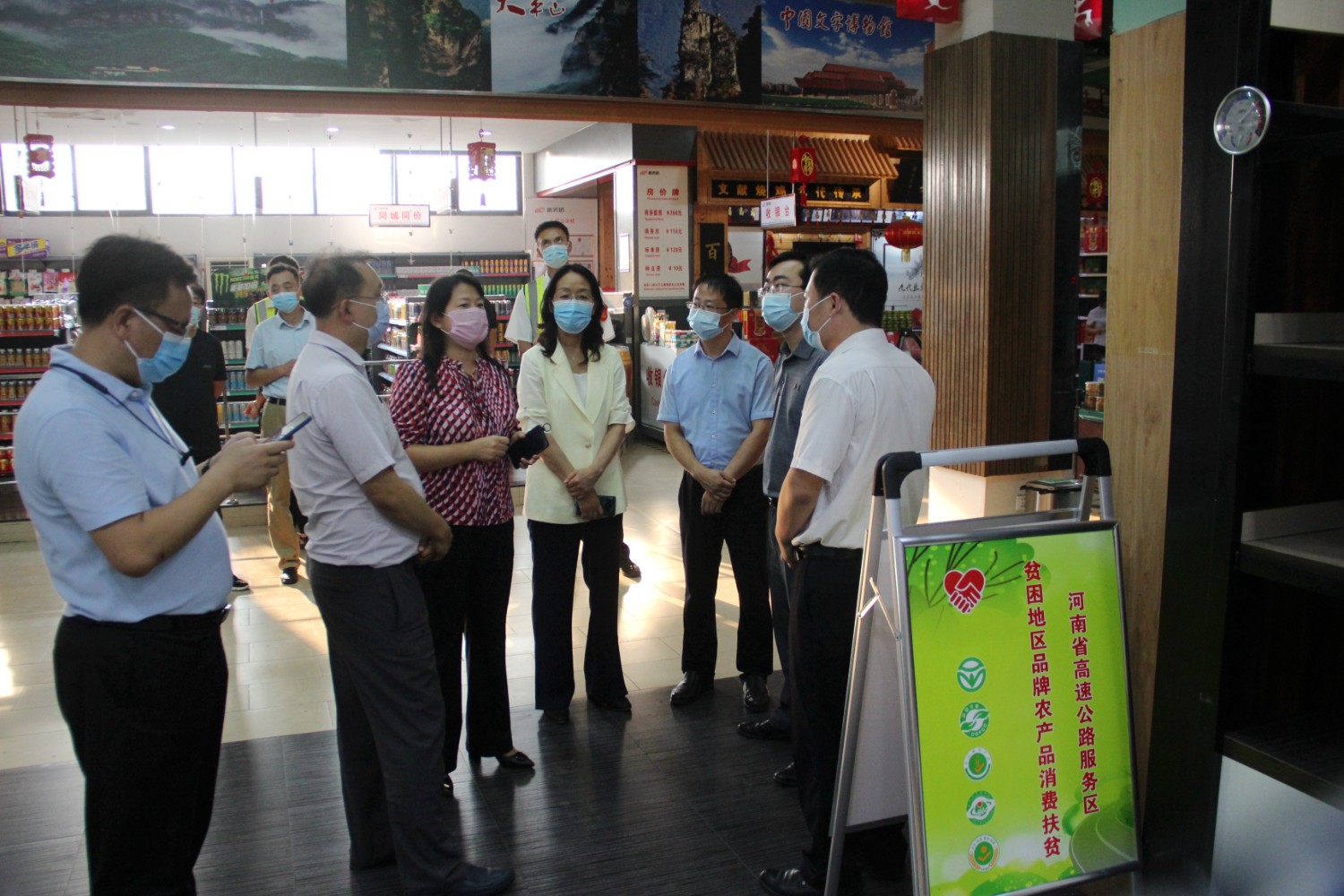 9月15日中國(guó)農(nóng)業(yè)農(nóng)村部農(nóng)產(chǎn)品質(zhì)量安全監(jiān)管司處長(zhǎng)王為民一行到安陽服務(wù)區(qū)視察指導(dǎo)河南省高速公路服務(wù)區(qū)貧困地區(qū)品牌農(nóng)產(chǎn)品消費(fèi)扶貧工作.jpg 9月15日中國(guó)農(nóng)業(yè)農(nóng)村部農(nóng)產(chǎn)品質(zhì)量安全監(jiān)管司處長(zhǎng)王為民一行到安陽服務(wù)區(qū)視察指導(dǎo)河南省高速公路服務(wù)區(qū)貧困地區(qū)品牌農(nóng)產(chǎn)品消費(fèi)扶貧工作.jpg